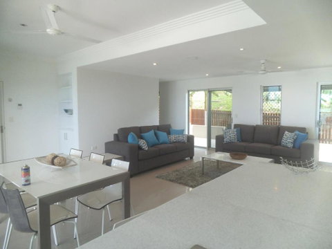 Island Villas & Apartments - Stays Accommodation 6