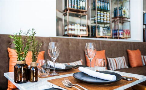 Q Dining - Stays Accommodation 6