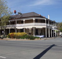 Seven Creeks Hotel - Stays Accommodation