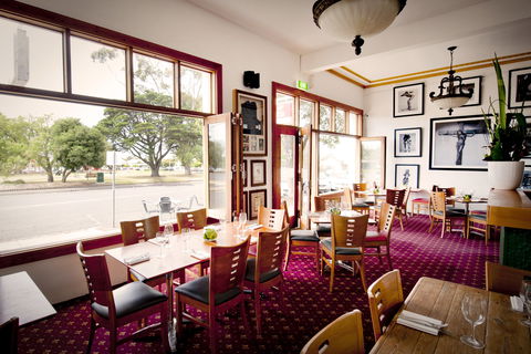 Elephant And Castle Hotel - Stays Accommodation 1