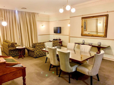 Royal Albert Hotel - Stays Accommodation 4