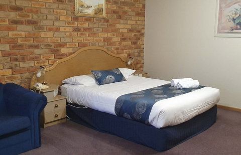 Pines Country Club Motor Inn - Stayed 2