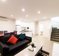 3BR Townhouse Double Garage walk to Lake Ginninderra - Stayed