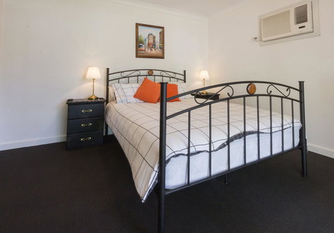 Cowan Street Bungalow - Stays Accommodation 5