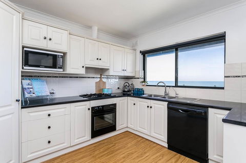 Blissful Beachfront Beachouse - Stays Accommodation 8