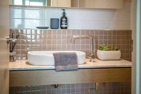 Port Adelaide Executive Waterfront Apartment - Stays Accommodation 5