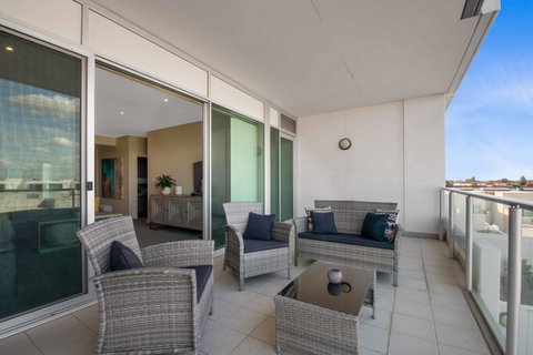 Port Adelaide Executive Waterfront Apartment - Stays Accommodation 24