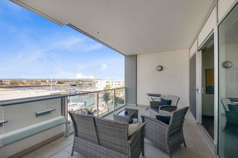 Port Adelaide Executive Waterfront Apartment - Stays Accommodation 25