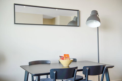 Port Adelaide Executive Waterfront Apartment - Stays Accommodation 12