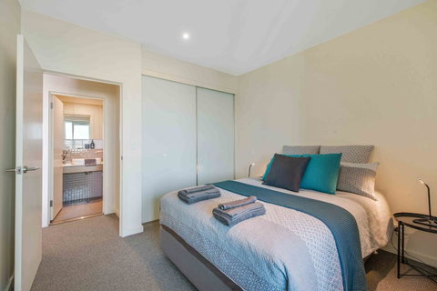 Port Adelaide Executive Waterfront Apartment - Stays Accommodation 3