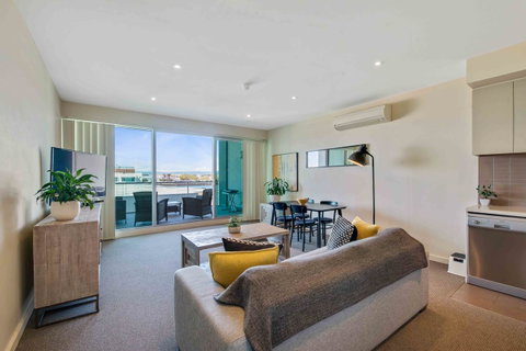 Port Adelaide Executive Waterfront Apartment - Stays Accommodation 1