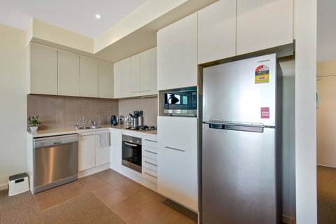 Port Adelaide Executive Waterfront Apartment - Stays Accommodation 6