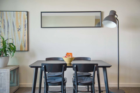 Port Adelaide Executive Waterfront Apartment - Stays Accommodation 11