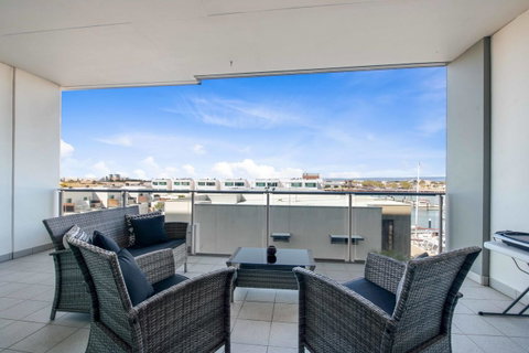 Port Adelaide Executive Waterfront Apartment - Stays Accommodation 23