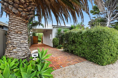 Ainslie Roberts Drive Retreat - Stays Accommodation 13