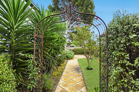 Ainslie Roberts Drive Retreat - Stays Accommodation 15