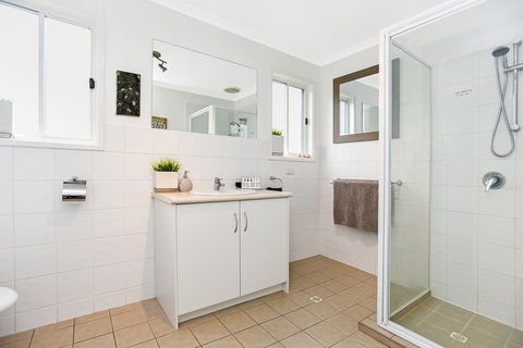 Ainslie Roberts Drive Retreat - Stays Accommodation 5