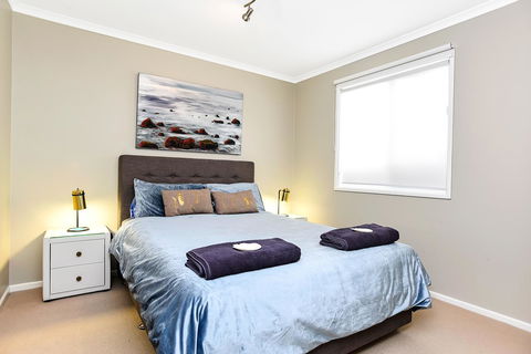 Ainslie Roberts Drive Retreat - Stays Accommodation 4