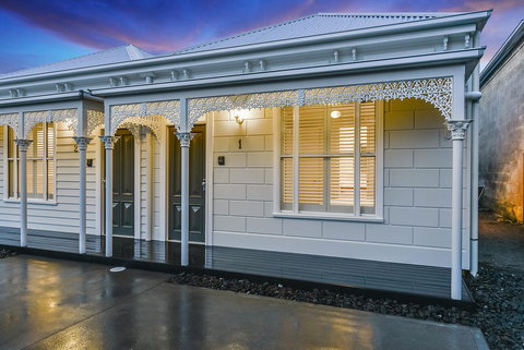 Aloha Central Luxury Apartments - Stayed 1