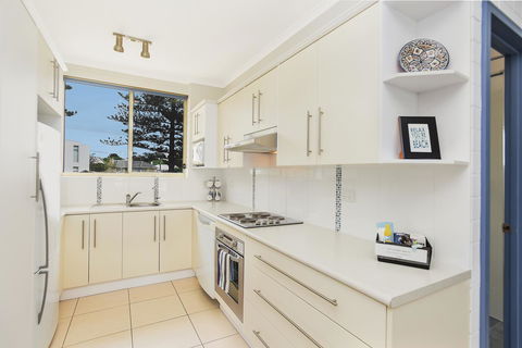 The Dolphins Beachfront Apartments - Stayed 12