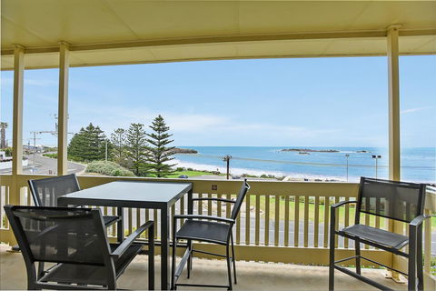 The Dolphins Beachfront Apartments - Stayed 9