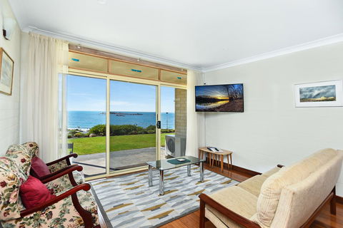 The Dolphins Beachfront Apartments - Stayed 7