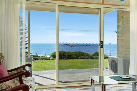 The Dolphins Beachfront Apartments - Stayed 6