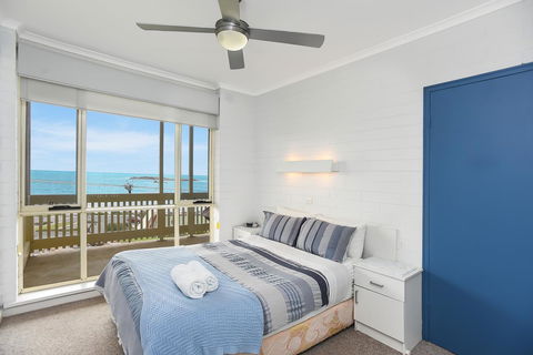 The Dolphins Beachfront Apartments - Stayed 14