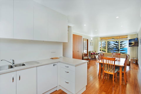 The Dolphins Beachfront Apartments - Stayed 4