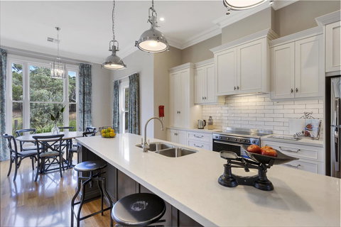 Grandview Accommodation - The Elm Tree Apartments - Stayed 15