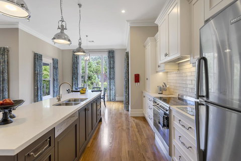 Grandview Accommodation - The Elm Tree Apartments - Stayed 14