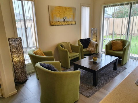 Explore Adelaide, Gawler, The Barossa And Clare Valleys All-in-one - Stays Accommodation 1