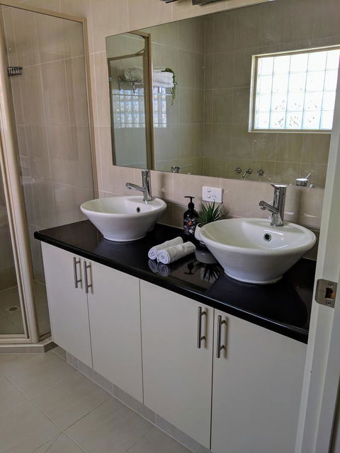 Ochre Point Beach House On Moana Seafront - Stayed 10