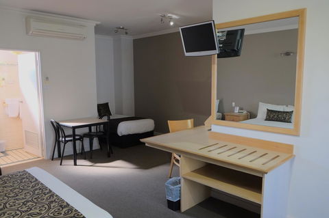 Berri Hotel - Stays Accommodation 24