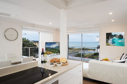 Stylish 3 Bedroom Beachview Apartment - Stays Accommodation 5