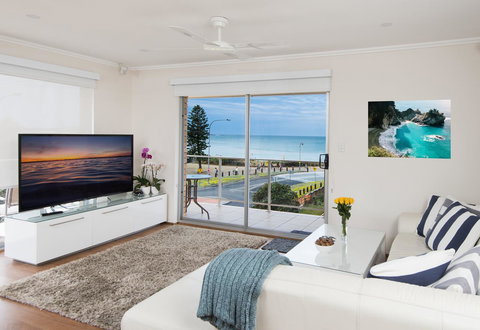 Stylish 3 Bedroom Beachview Apartment - Stays Accommodation 0