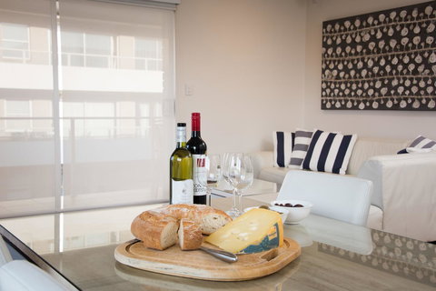 Stylish 3 Bedroom Beachview Apartment - Stays Accommodation 9