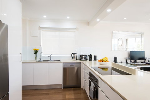 Stylish 3 Bedroom Beachview Apartment - Stays Accommodation 6