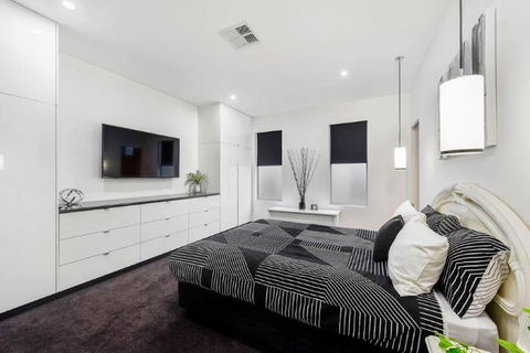 BENGALEE EXECUTIVE TOWNHOUSE- MODERN & STYLISH - Stayed 11
