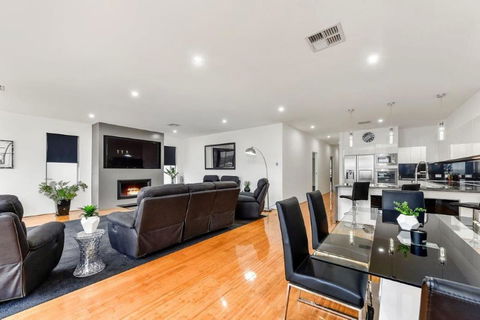 BENGALEE EXECUTIVE TOWNHOUSE- MODERN & STYLISH - Stayed 3