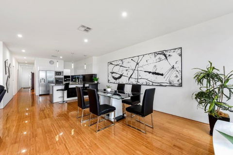 BENGALEE EXECUTIVE TOWNHOUSE- MODERN & STYLISH - Stayed 12