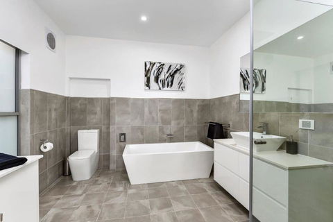 BENGALEE EXECUTIVE TOWNHOUSE- MODERN & STYLISH - Stayed 8