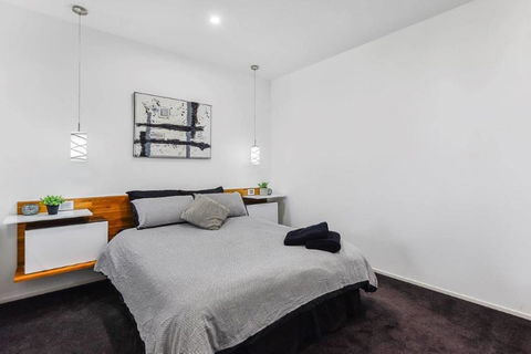 BENGALEE EXECUTIVE TOWNHOUSE- MODERN & STYLISH - Stayed 9