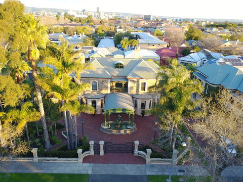 Grand Bluestone Mansion - Stayed 1