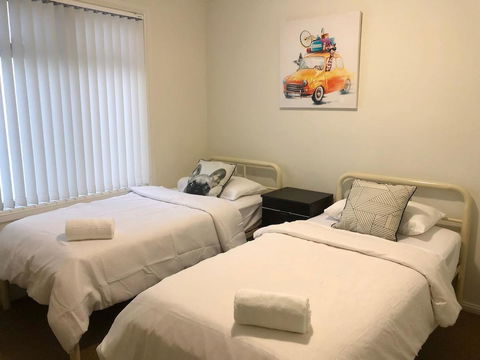MODERN SPACIOUS 3 BR HOME - NEAR BEACH & AIRPORT - Stayed 3