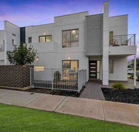 MODERN SPACIOUS 3 BR HOME - NEAR BEACH  AIRPORT - Stayed