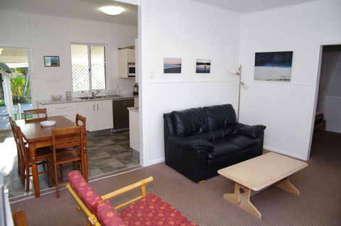 Fleur Cottage, 7 Willow Street - Stays Accommodation 8