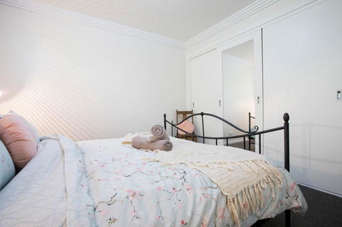Armidale Cottage - House 2 - Stays Accommodation 24