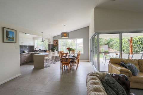 Armidale Cottage - House 2 - Stays Accommodation 16