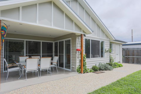 Armidale Cottage - House 2 - Stays Accommodation 0
